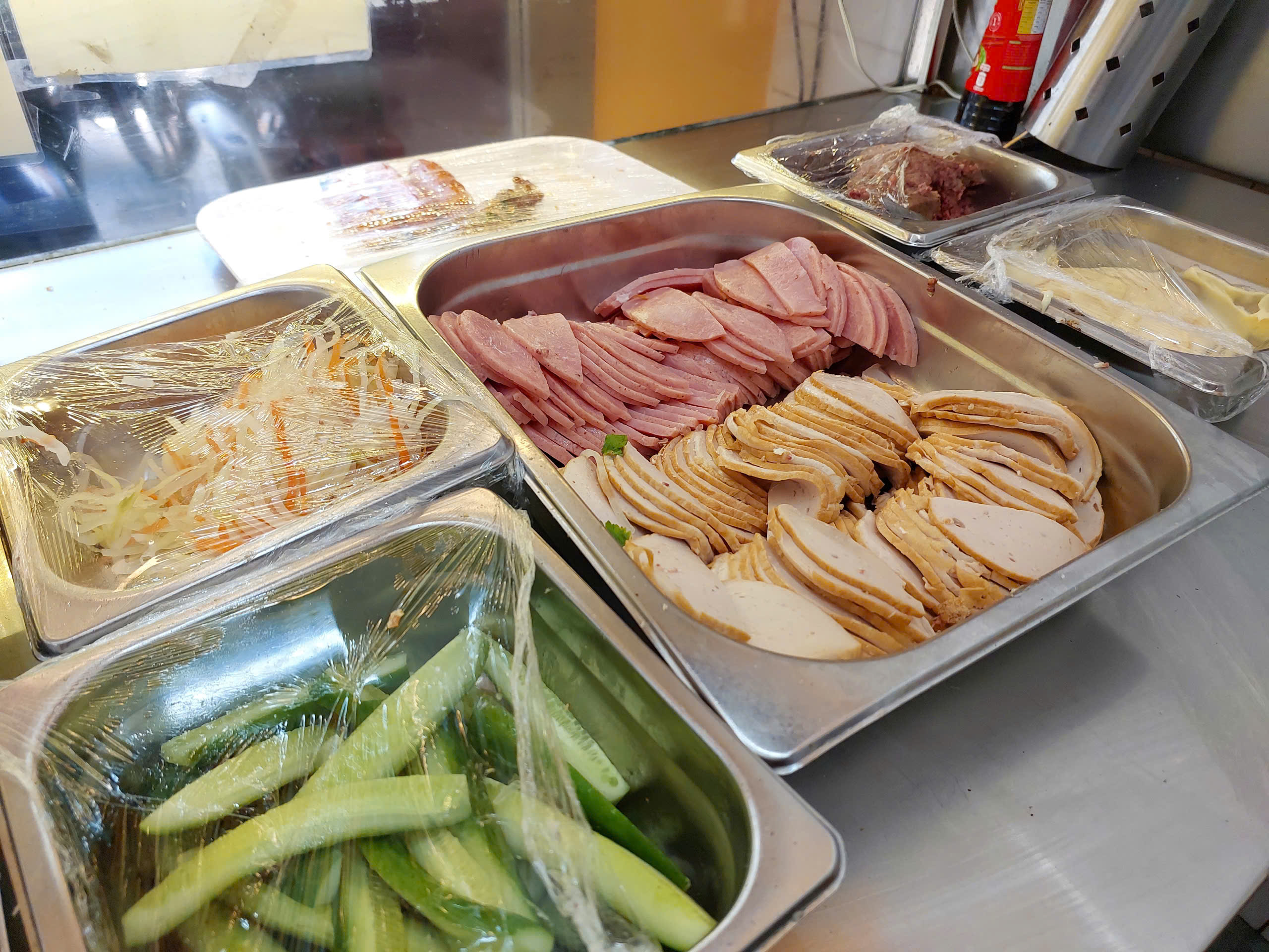 Đà Nẵng: Thực khách phát hiện dòi trong bánh mì, cơ quan chức năng vào cuộc kiểm tra- Ảnh 1. Đà Nẵng: Thực khách phát hiện dòi trong bánh mì, cơ quan chức năng vào cuộc kiểm tra- Ảnh 1.