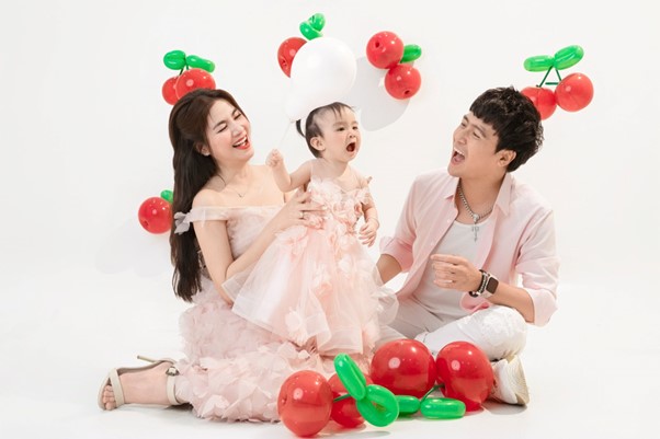 Cặp đôi diễn viên nổi tiếng Vbiz: Chờ 8 năm để được ẵm bồng con đầu lòng, hạnh phúc hơn khi được làm bố mẹ - Ảnh 1.