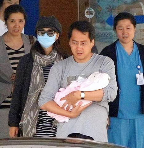 "Mỹ nhân vạn người mê" kết hôn với đại gia, sinh 3 con nhưng vẫn đi làm công ăn lương- Ảnh 6. "Mỹ nhân vạn người mê" kết hôn với đại gia, sinh 3 con nhưng vẫn đi làm công ăn lương- Ảnh 6.