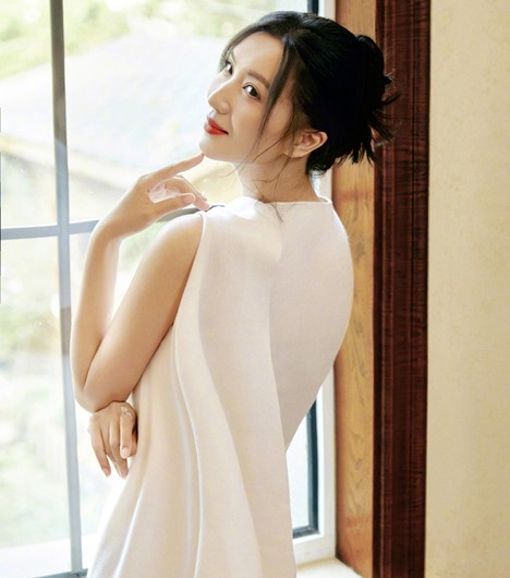 "Mỹ nhân vạn người mê" kết hôn với đại gia, sinh 3 con nhưng vẫn đi làm công ăn lương- Ảnh 4. "Mỹ nhân vạn người mê" kết hôn với đại gia, sinh 3 con nhưng vẫn đi làm công ăn lương- Ảnh 4.