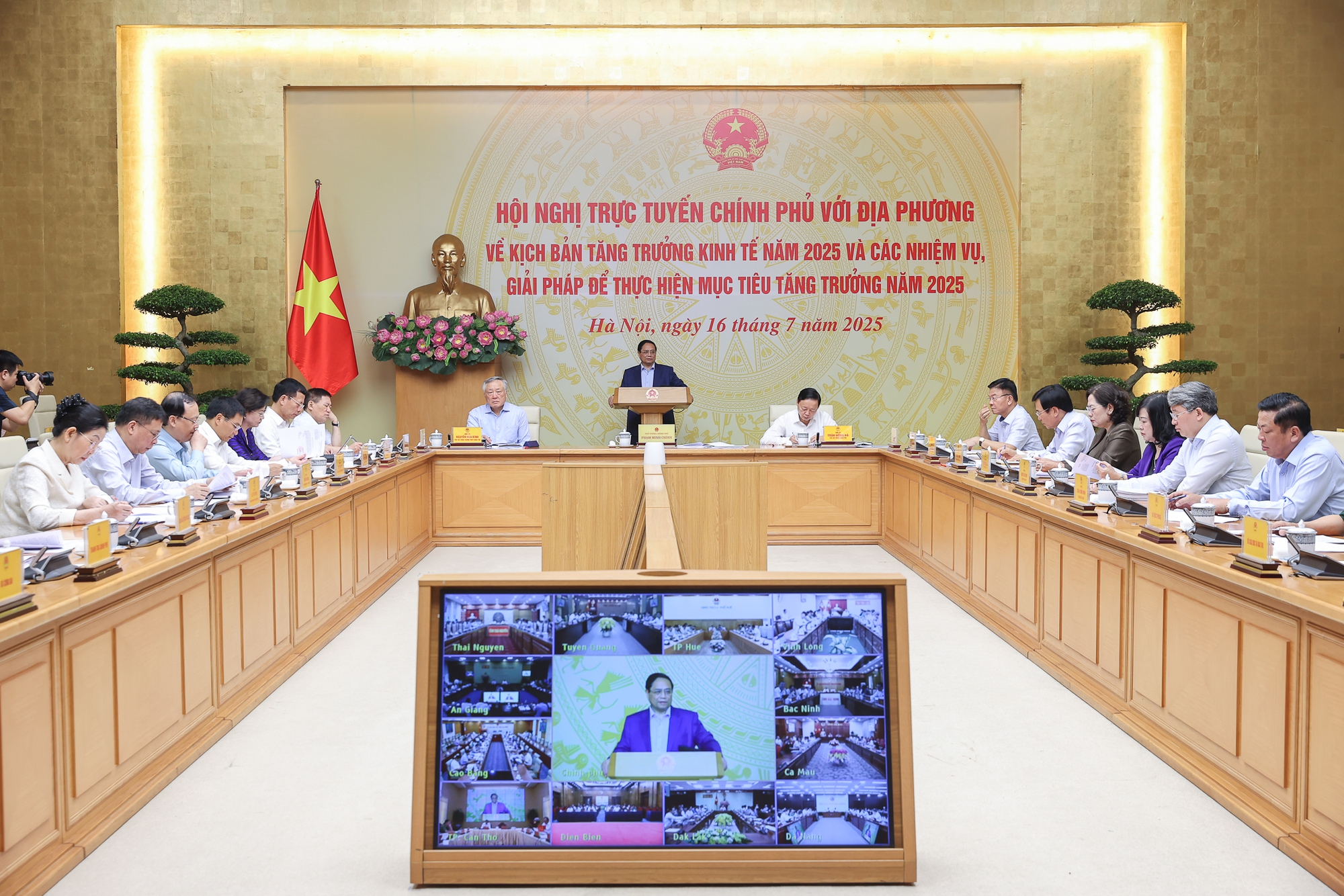 Chính phủ đặt mục tiêu tăng trưởng GDP năm 2025 đạt 8,3 - 8,5% - Ảnh 2.