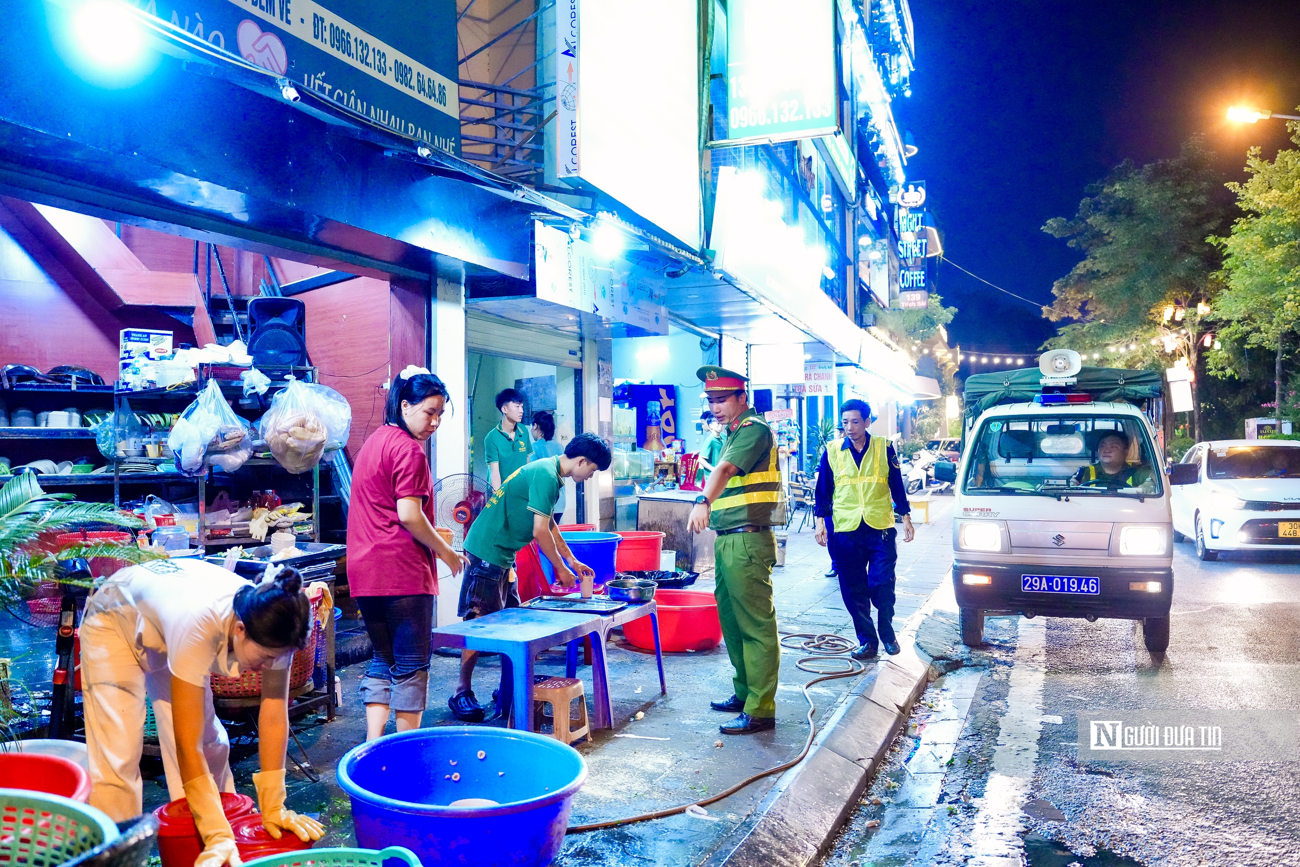 Hà Nội tăng cường lập lại trật tự vỉa hè quanh hồ Tây- Ảnh 7. Hà Nội tăng cường lập lại trật tự vỉa hè quanh hồ Tây- Ảnh 7.