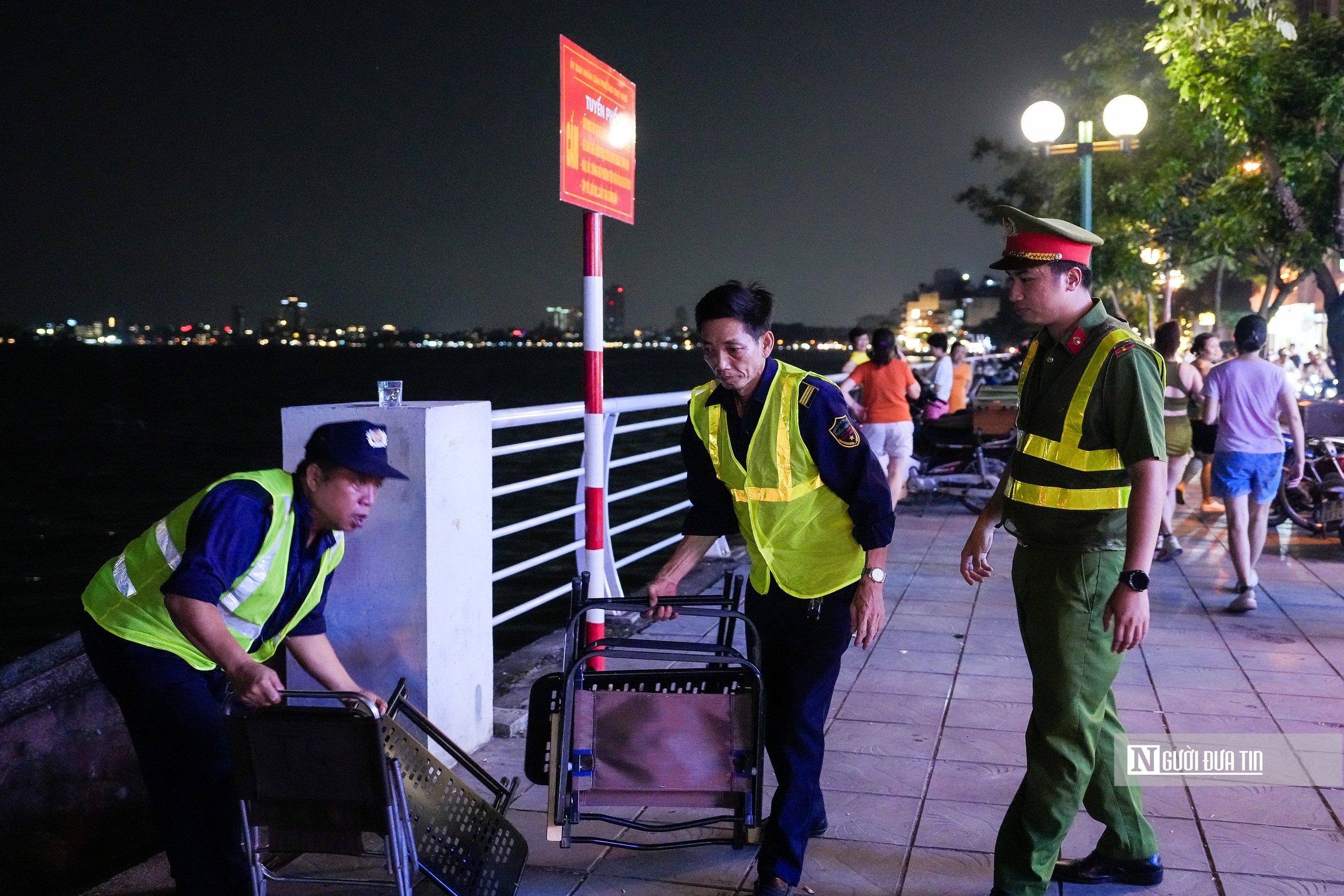 Hà Nội tăng cường lập lại trật tự vỉa hè quanh hồ Tây- Ảnh 9. Hà Nội tăng cường lập lại trật tự vỉa hè quanh hồ Tây- Ảnh 9.