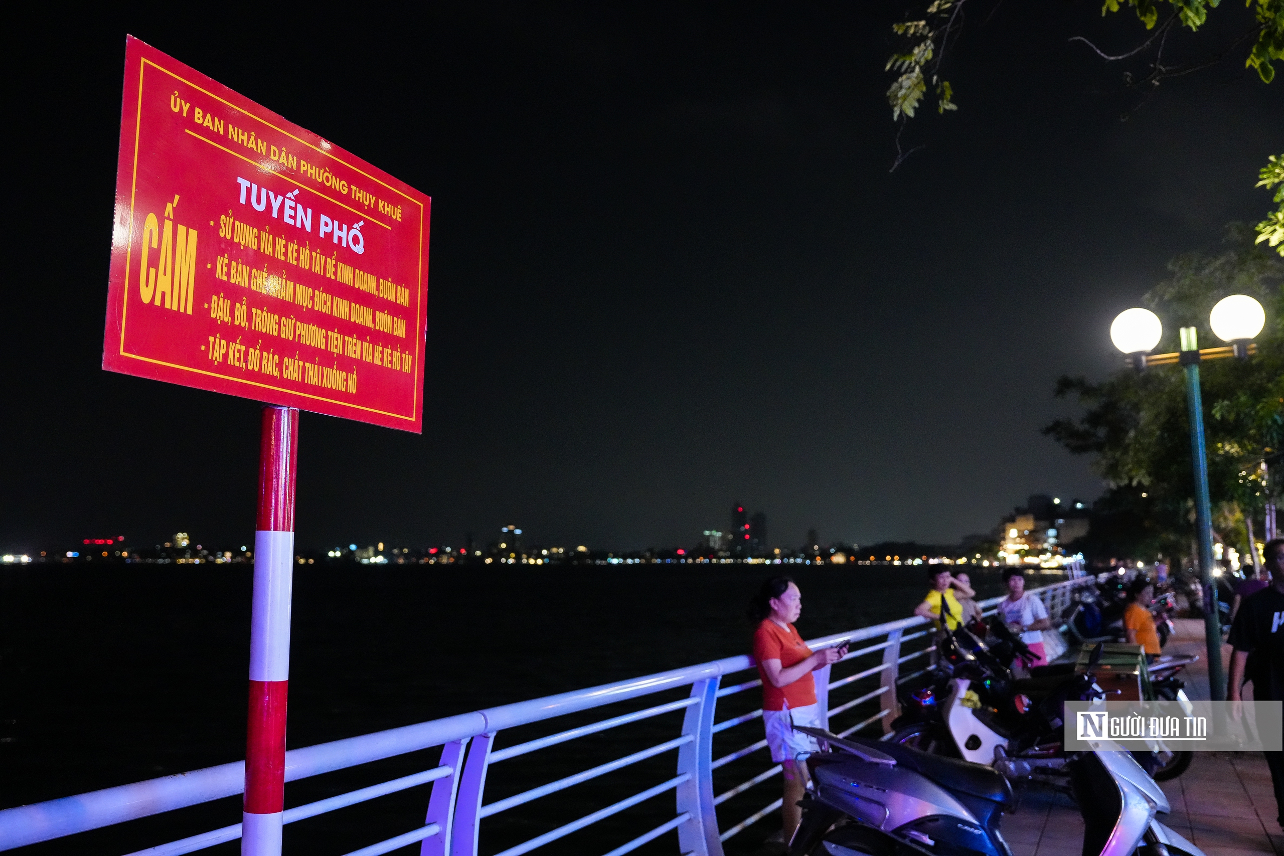 Hà Nội tăng cường lập lại trật tự vỉa hè quanh hồ Tây- Ảnh 14. Hà Nội tăng cường lập lại trật tự vỉa hè quanh hồ Tây- Ảnh 14.