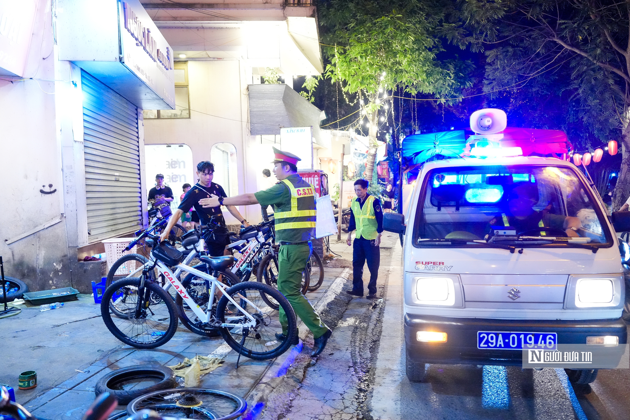 Hà Nội tăng cường lập lại trật tự vỉa hè quanh hồ Tây- Ảnh 4. Hà Nội tăng cường lập lại trật tự vỉa hè quanh hồ Tây- Ảnh 4.