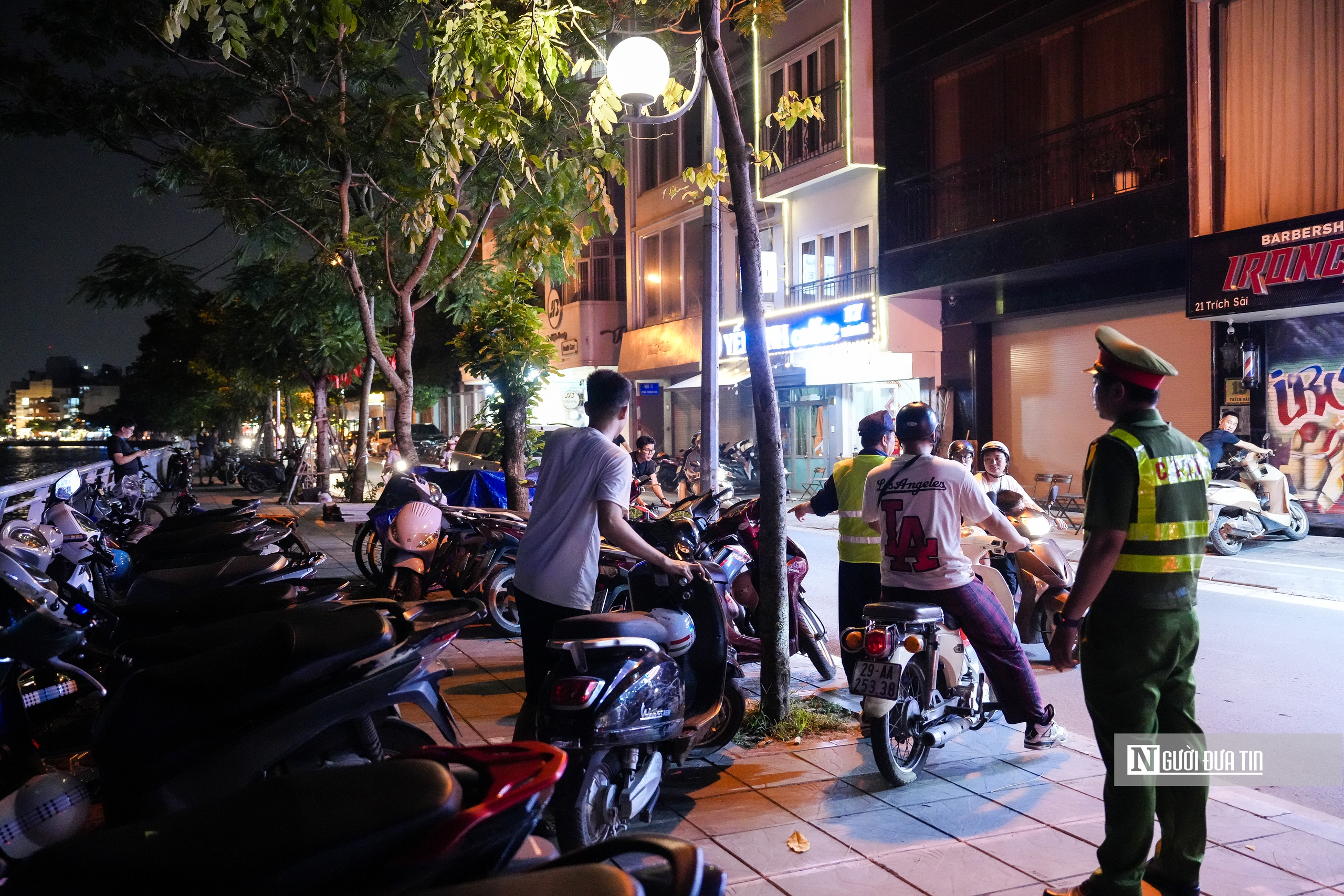 Hà Nội tăng cường lập lại trật tự vỉa hè quanh hồ Tây- Ảnh 3. Hà Nội tăng cường lập lại trật tự vỉa hè quanh hồ Tây- Ảnh 3.