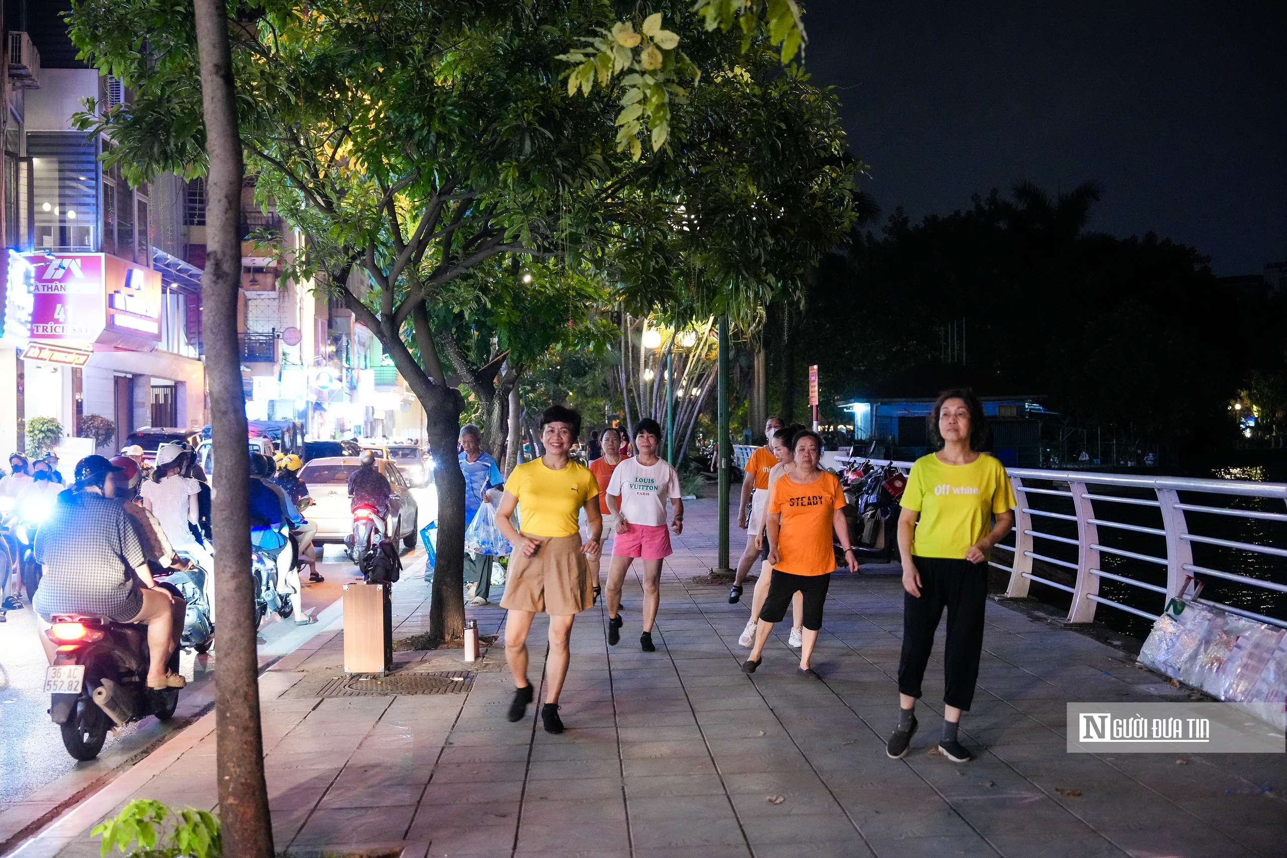 Hà Nội tăng cường lập lại trật tự vỉa hè quanh hồ Tây- Ảnh 17. Hà Nội tăng cường lập lại trật tự vỉa hè quanh hồ Tây- Ảnh 17.
