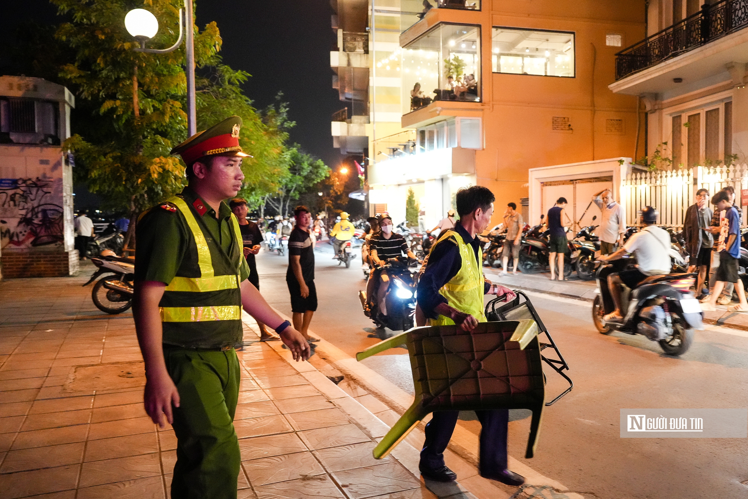 Hà Nội tăng cường lập lại trật tự vỉa hè quanh hồ Tây- Ảnh 10. Hà Nội tăng cường lập lại trật tự vỉa hè quanh hồ Tây- Ảnh 10.