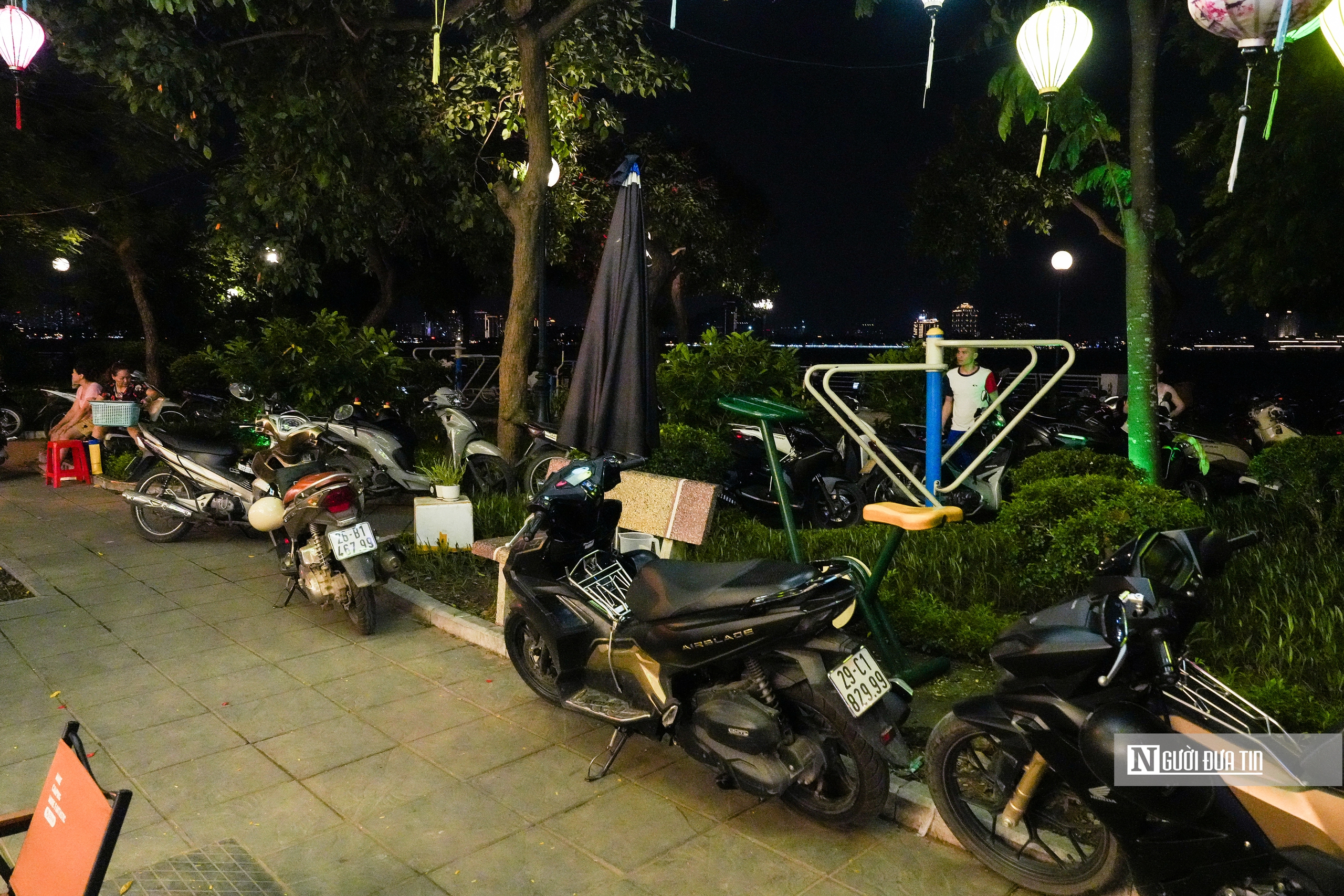 Hà Nội tăng cường lập lại trật tự vỉa hè quanh hồ Tây- Ảnh 2. Hà Nội tăng cường lập lại trật tự vỉa hè quanh hồ Tây- Ảnh 2.