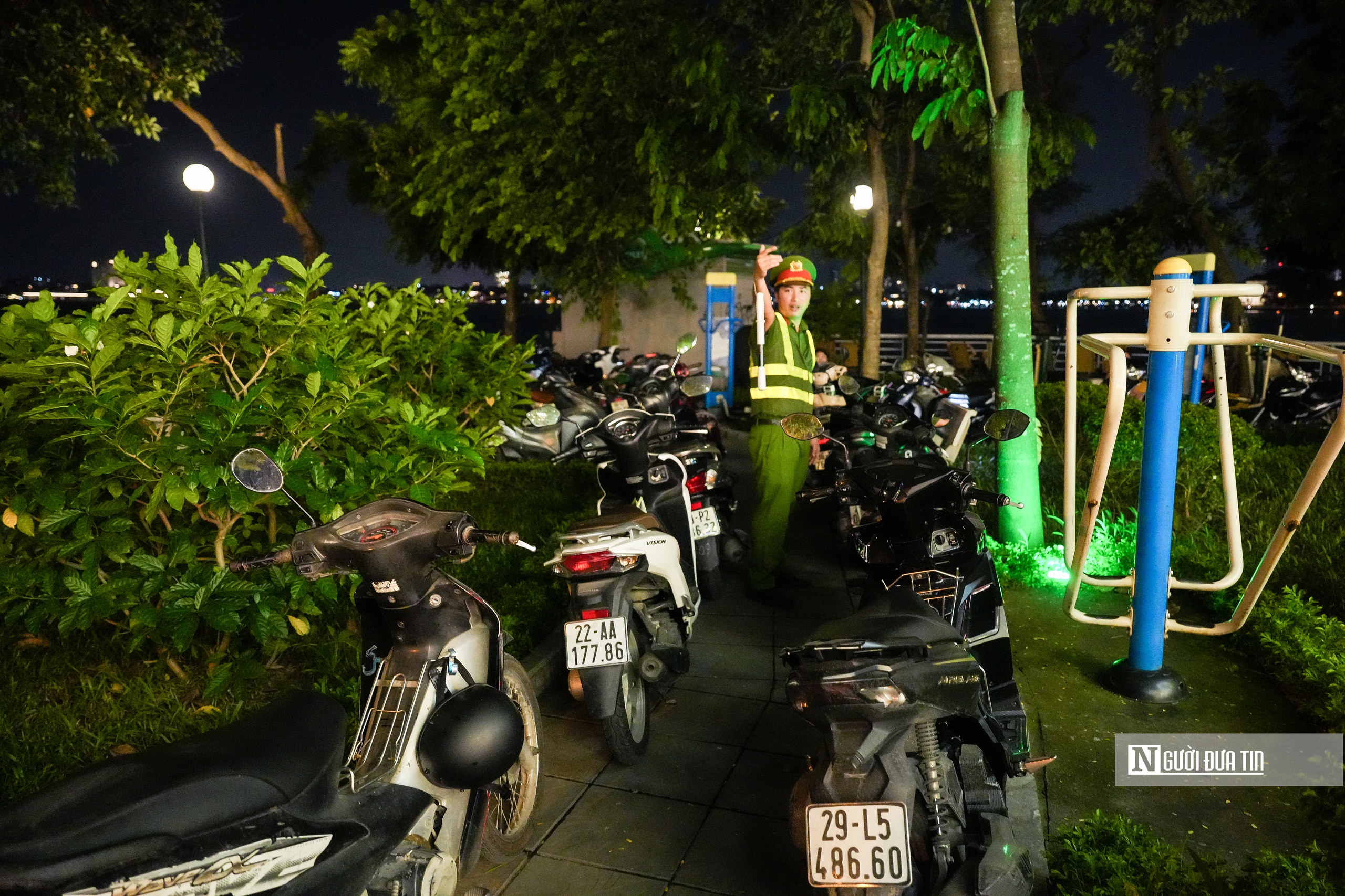 Hà Nội tăng cường lập lại trật tự vỉa hè quanh hồ Tây- Ảnh 13. Hà Nội tăng cường lập lại trật tự vỉa hè quanh hồ Tây- Ảnh 13.
