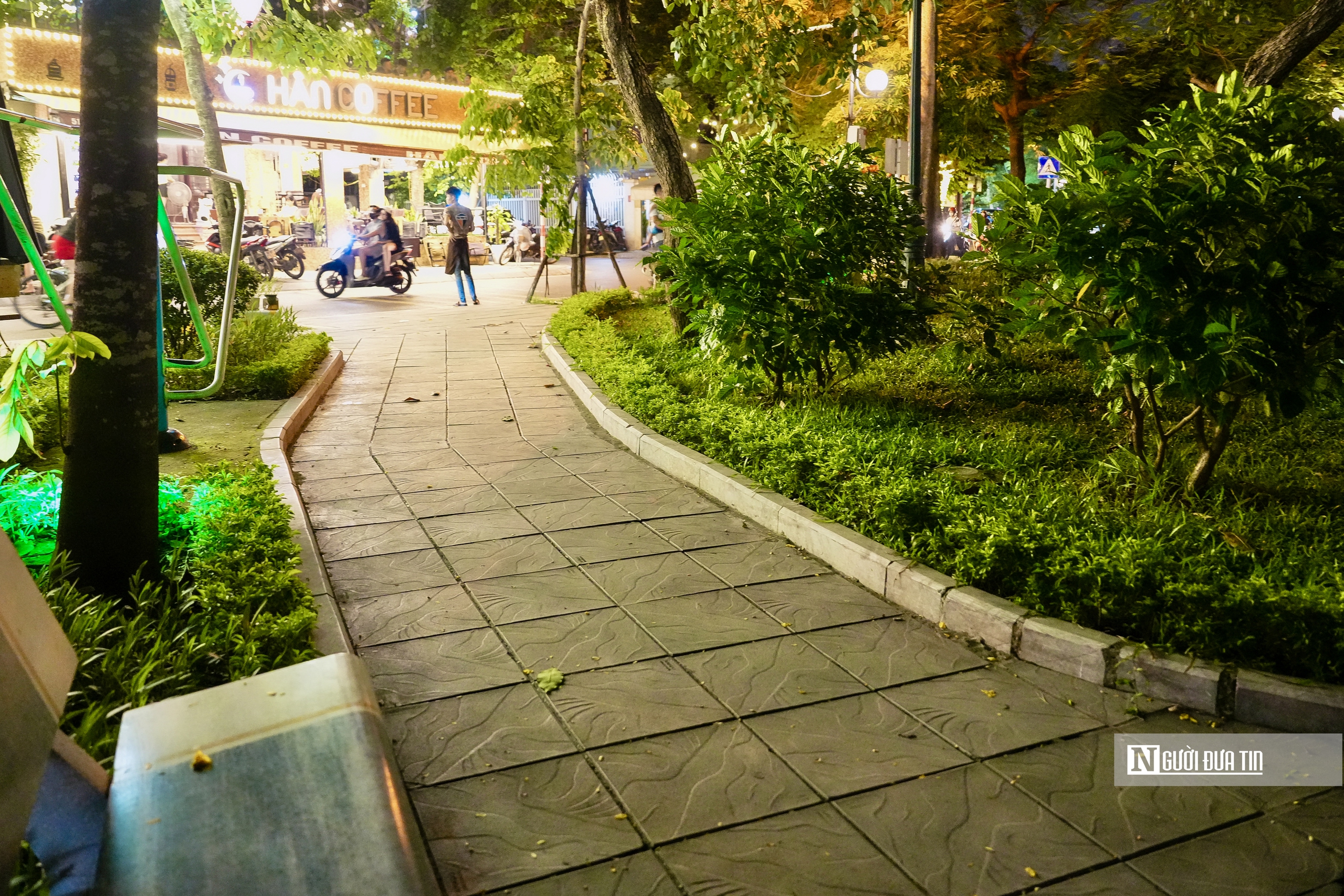 Hà Nội tăng cường lập lại trật tự vỉa hè quanh hồ Tây- Ảnh 16. Hà Nội tăng cường lập lại trật tự vỉa hè quanh hồ Tây- Ảnh 16.