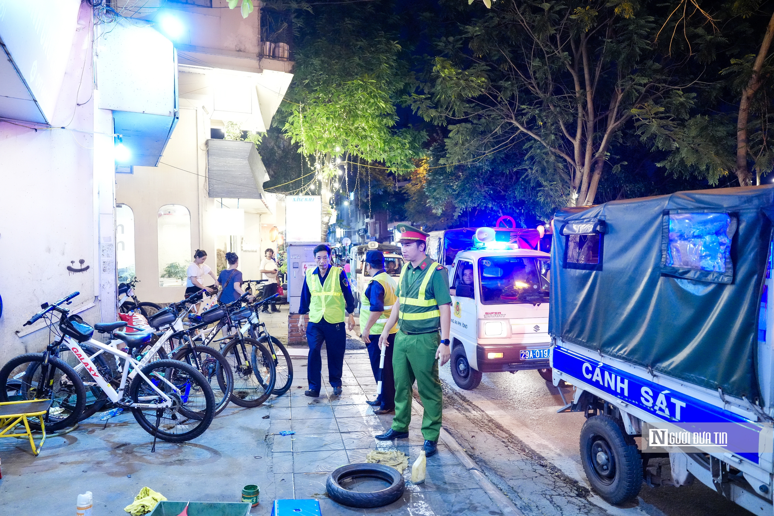 Hà Nội tăng cường lập lại trật tự vỉa hè quanh hồ Tây- Ảnh 5. Hà Nội tăng cường lập lại trật tự vỉa hè quanh hồ Tây- Ảnh 5.