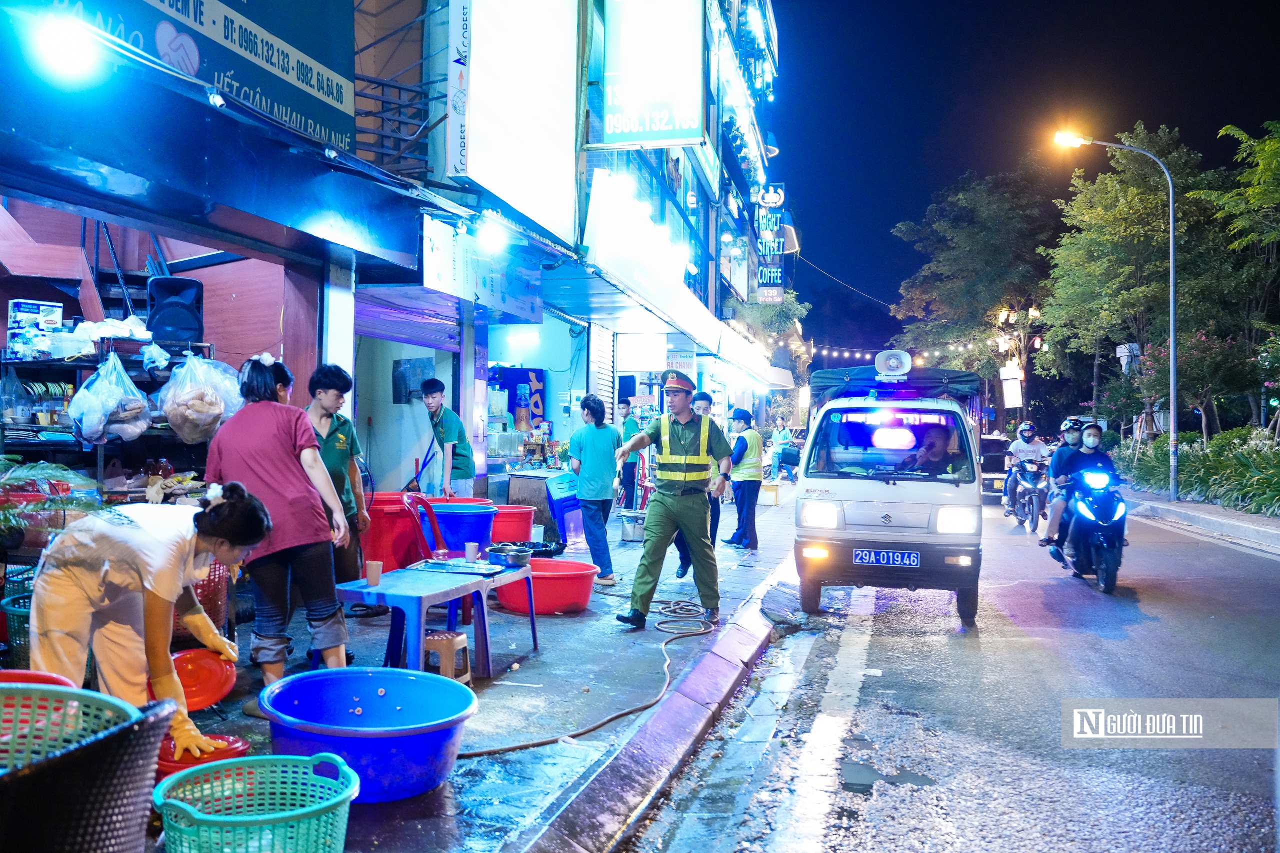 Hà Nội tăng cường lập lại trật tự vỉa hè quanh hồ Tây- Ảnh 6. Hà Nội tăng cường lập lại trật tự vỉa hè quanh hồ Tây- Ảnh 6.