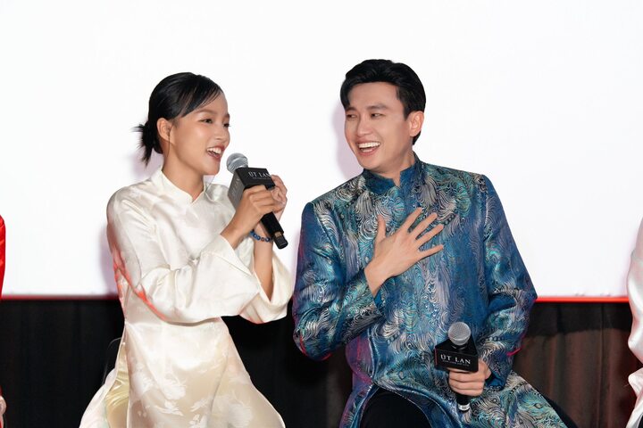 "Soái ca màn ảnh" lại bị bắt gặp thân mật với nữ ca sĩ nổi tiếng - Ảnh 2.