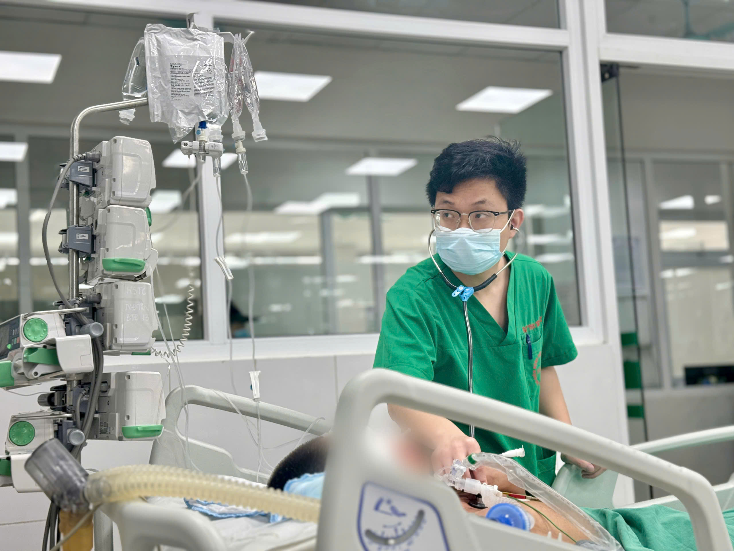 Từ chén rượu đến giường cấp cứu, liên tiếp ca xơ gan nguy kịch, biến chứng nặng - Ảnh 1.