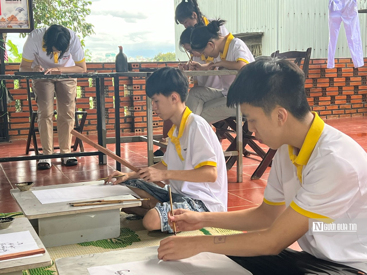 Lớp học đặc biệt của những học sinh khiếm thính - Ảnh 1.