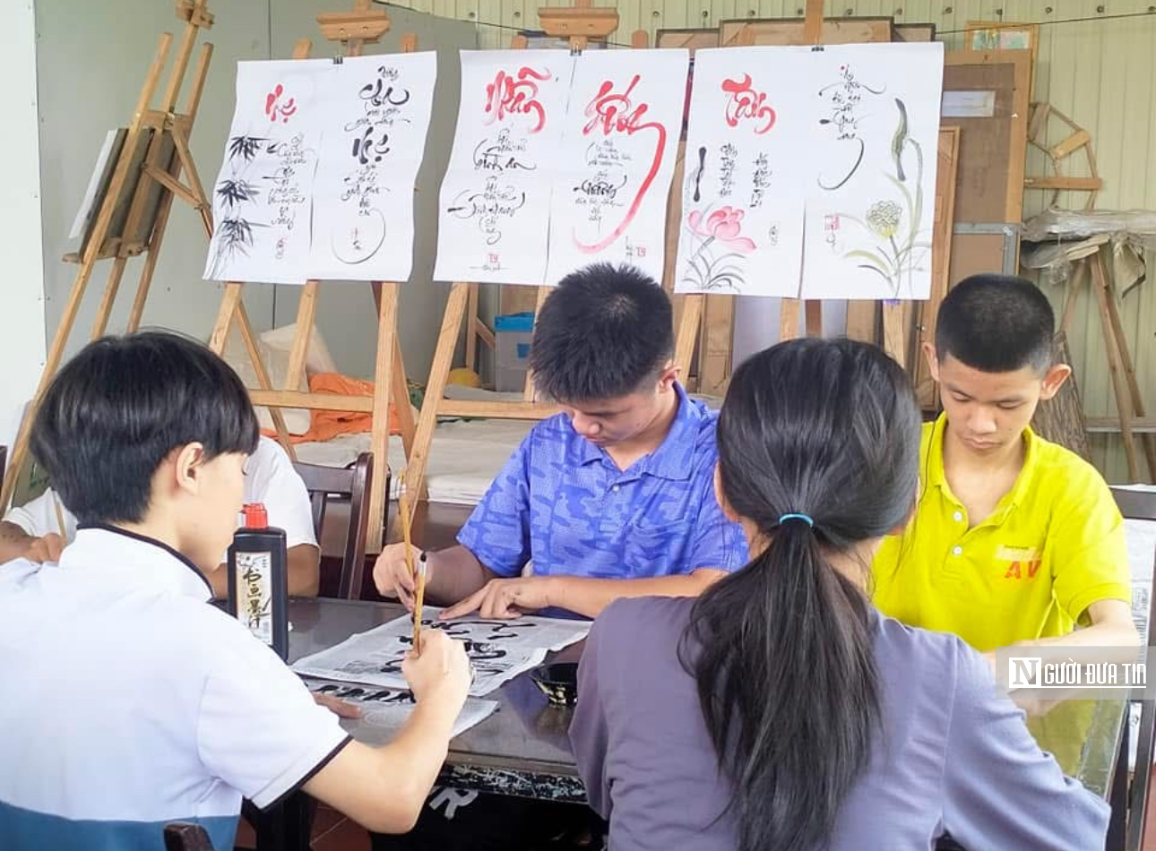 Lớp học đặc biệt của những học sinh khiếm thính - Ảnh 2.