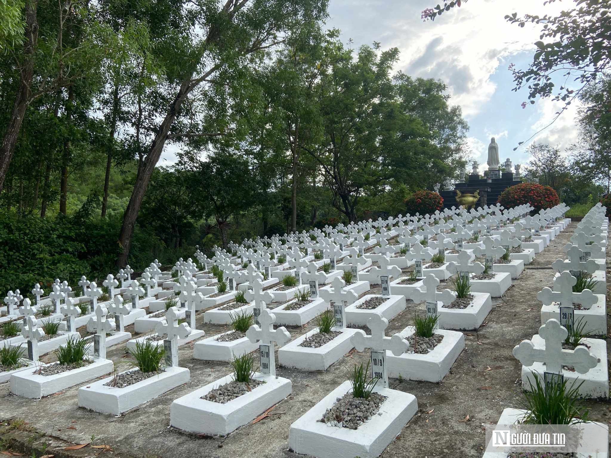 Thăm ngọn đồi là nơi an nghỉ của hơn 60.000 sinh linh chưa kịp làm người ở Huế - Ảnh 1.
