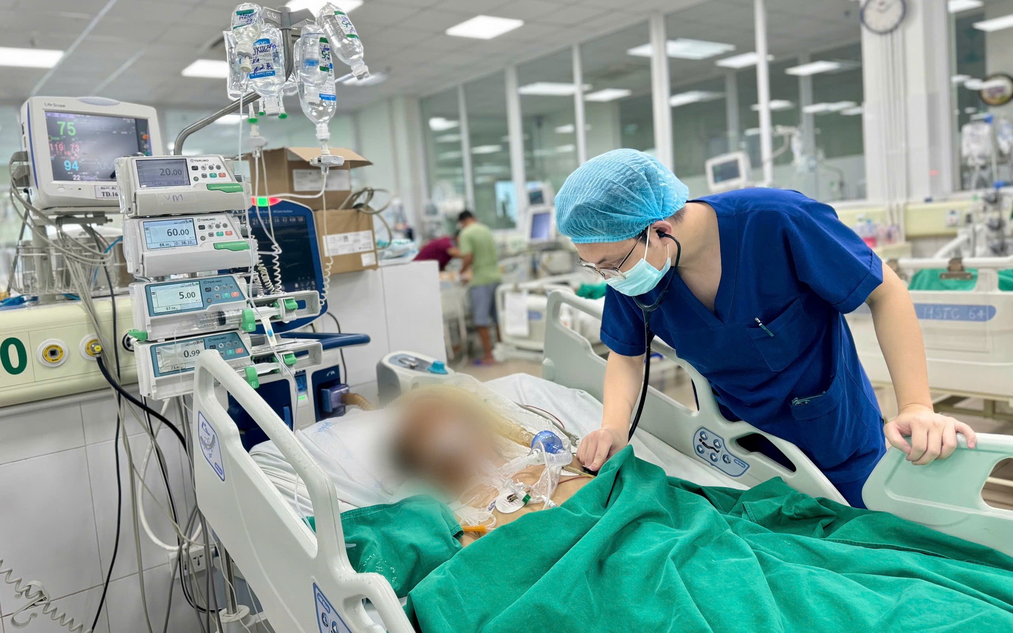 Sau bữa gỏi cá mè sống, người bệnh "sốc" khi thấy giun bò lổm ngổm dưới da - Ảnh 2.