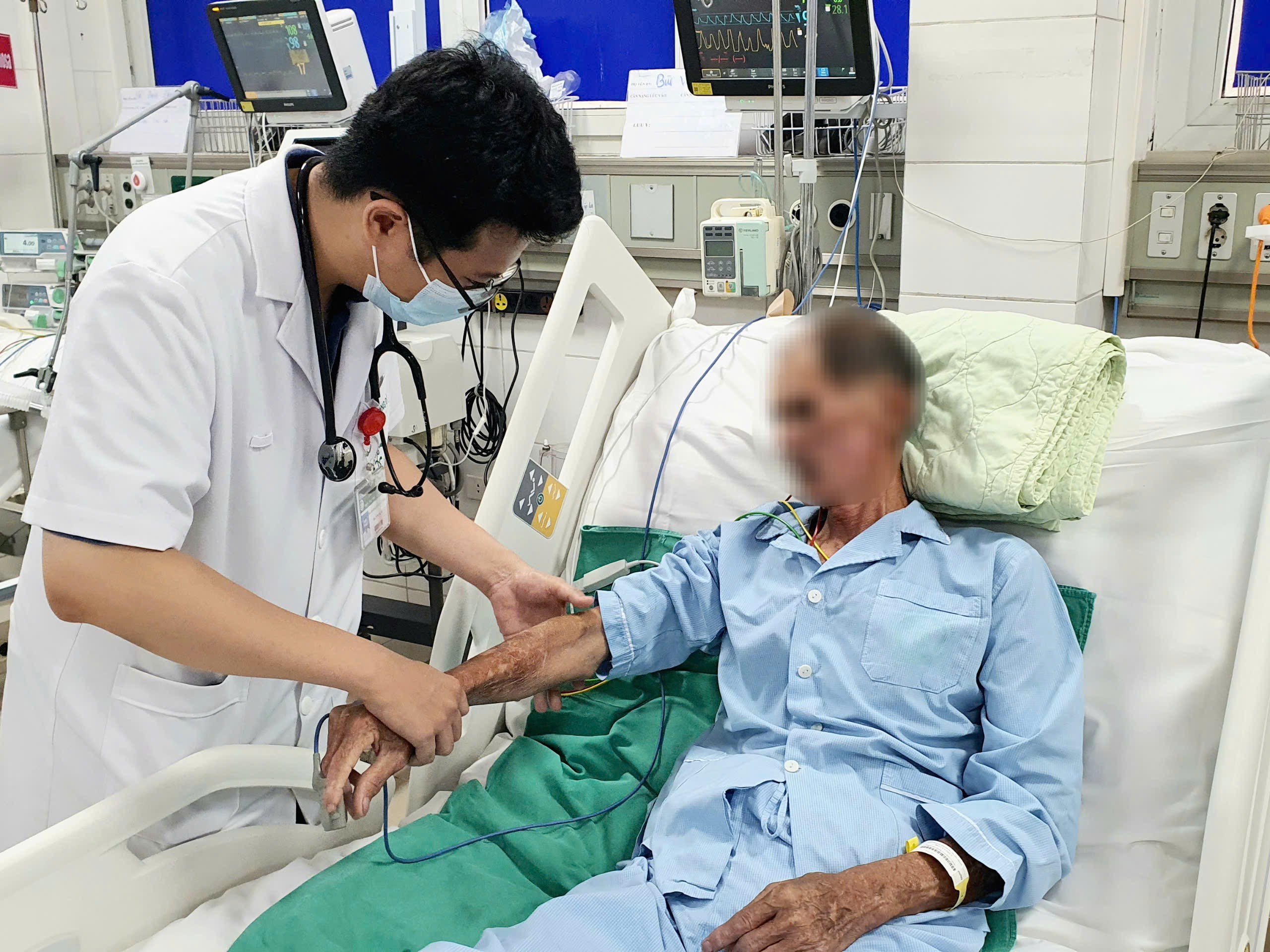 "Không ăn tiết canh, không tiêu thụ thịt sống, thịt chưa nấu chín"- Ảnh 2. "Không ăn tiết canh, không tiêu thụ thịt sống, thịt chưa nấu chín"- Ảnh 2.