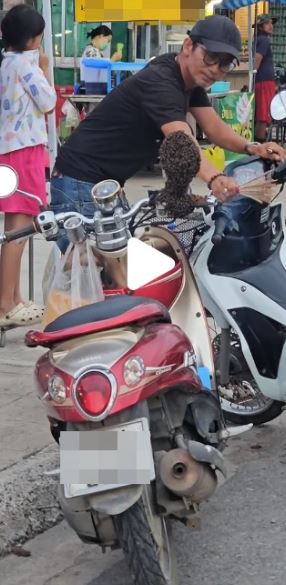 Đi ăn rồi quay lại, người đàn ông chứng kiến cảnh tượng nổi da gà trên xe máy- Ảnh 1. Đi ăn rồi quay lại, người đàn ông chứng kiến cảnh tượng nổi da gà trên xe máy- Ảnh 1.