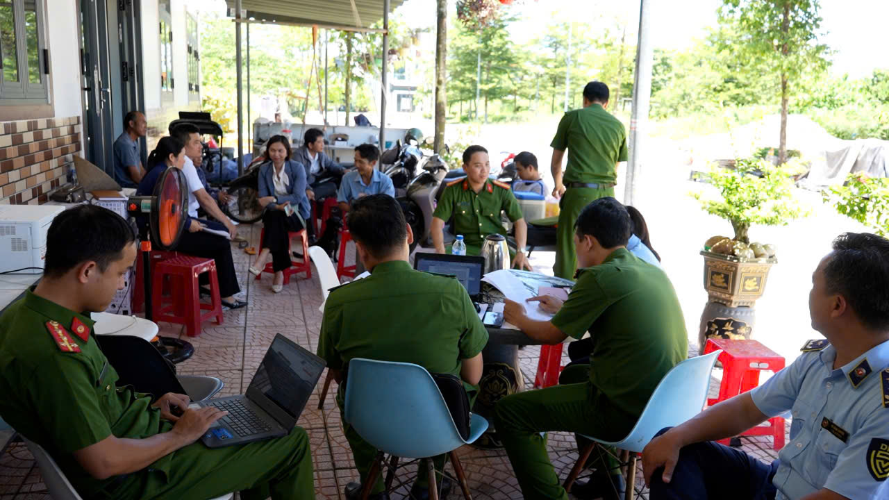 Ngăn chặn vụ thu gom lợn chết vì dịch, chuẩn bị đưa vào Nam làm lạp xưởng - Ảnh 2.