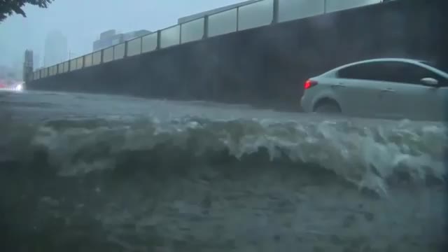 Mưa lớn kỷ lục tấn công Hàn Quốc: Hai người thiệt mạng, hàng trăm trường học đóng cửa- Ảnh 1. Mưa lớn kỷ lục tấn công Hàn Quốc: Hai người thiệt mạng, hàng trăm trường học đóng cửa- Ảnh 1.