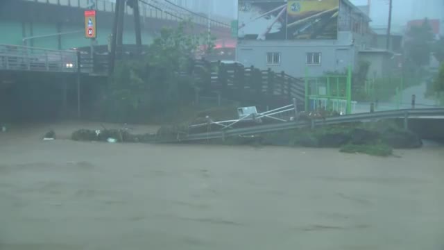 Mưa lớn kỷ lục tấn công Hàn Quốc: Hai người thiệt mạng, hàng trăm trường học đóng cửa- Ảnh 2. Mưa lớn kỷ lục tấn công Hàn Quốc: Hai người thiệt mạng, hàng trăm trường học đóng cửa- Ảnh 2.