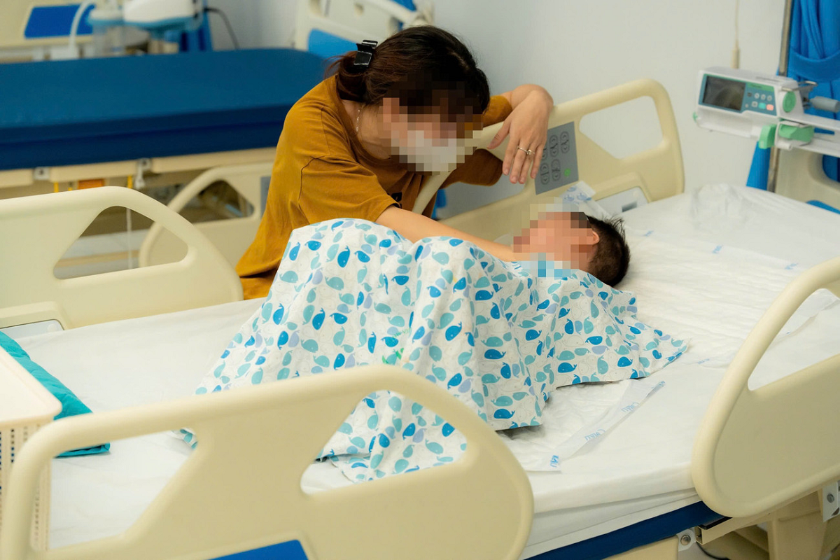 Vụ tông xe liên hoàn ở Hà Nội: Thông tin mới nhất về sức khỏe 2 cháu bé sau vụ tai nạn - Ảnh 1.
