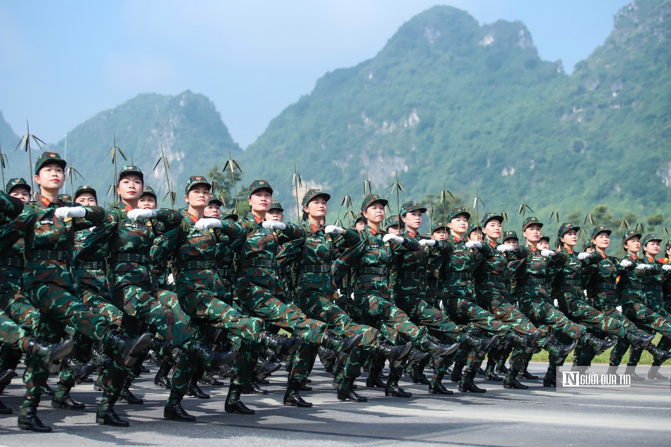 Nét đẹp của những "bông hồng thép" trên thao trường A80 - Ảnh 11.