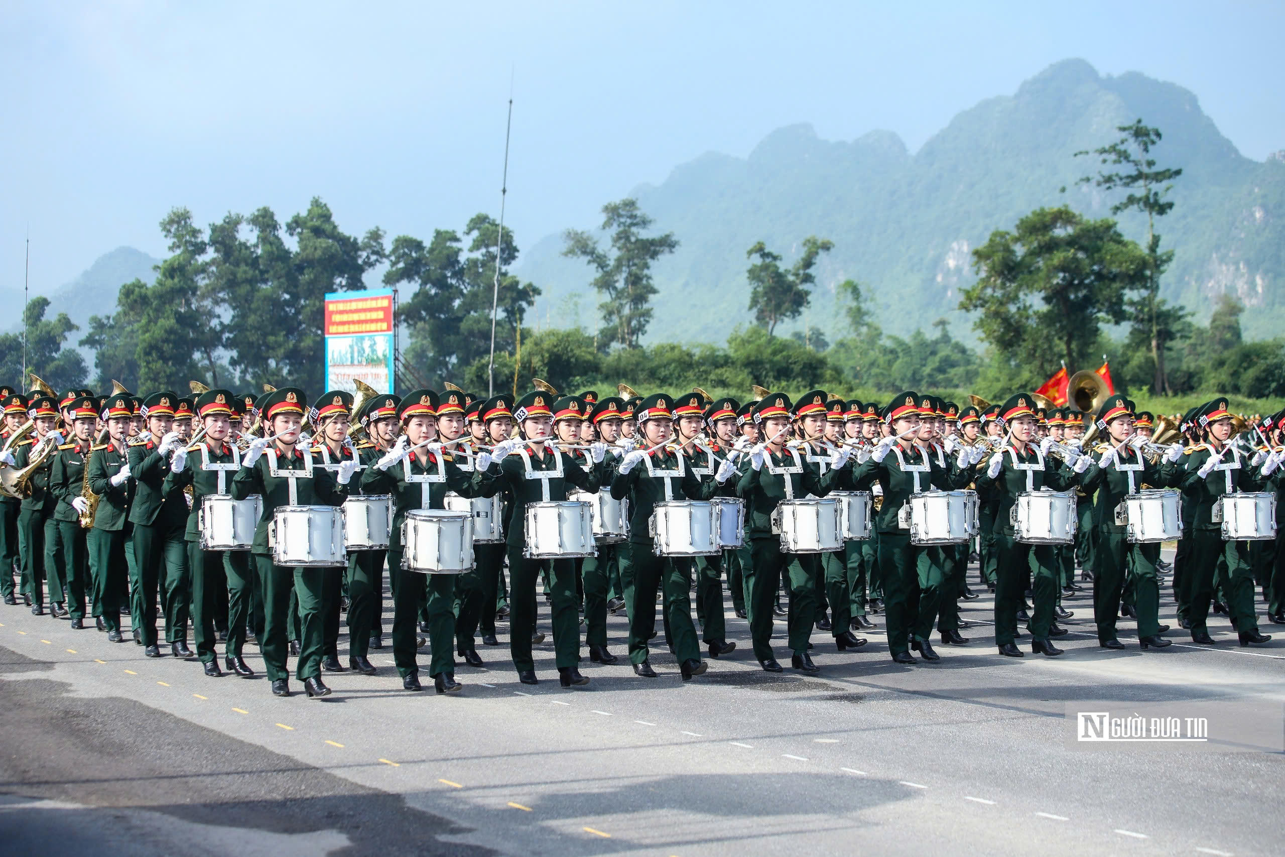 Nét đẹp của những "bông hồng thép" trên thao trường A80 - Ảnh 1.