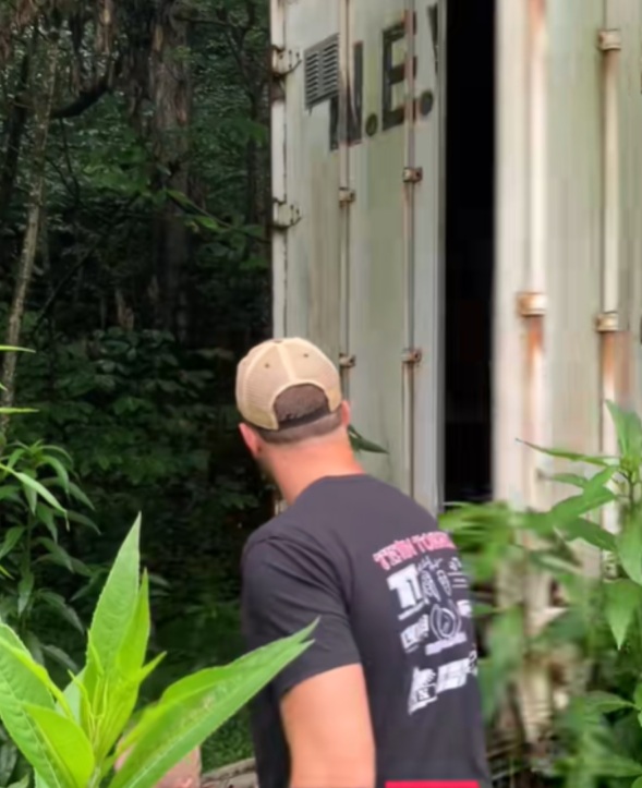 Vợ chồng trẻ phát hiện container khổng lồ bí ẩn trong rừng - Ảnh 1.