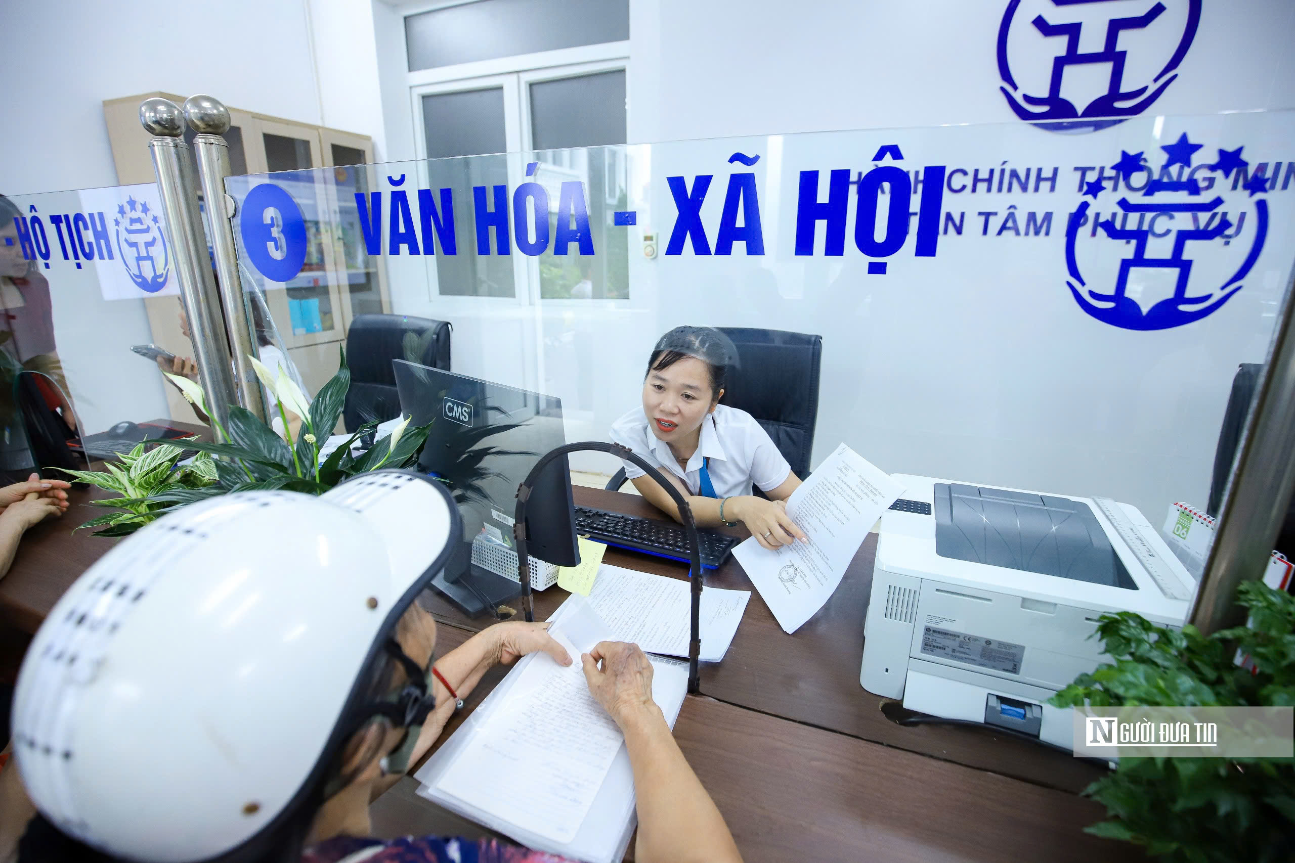 Chấn chỉnh tình trạng "cò làm giấy tờ" tại Trung tâm phục vụ hành chính công - Ảnh 1.