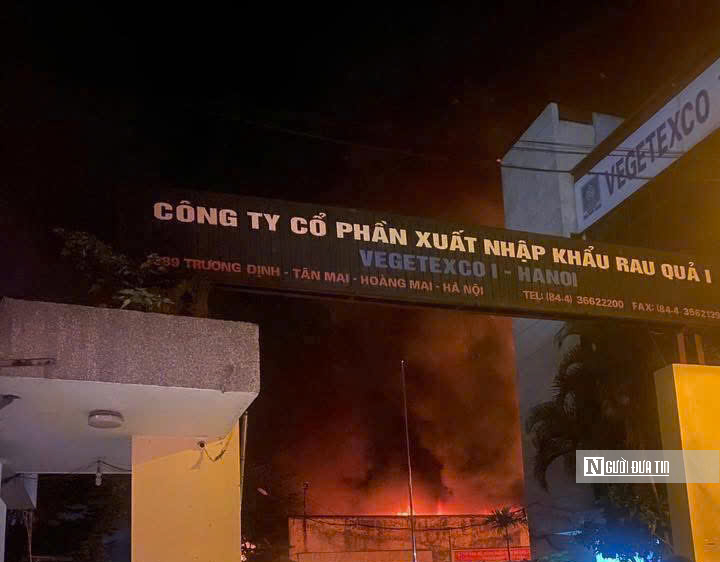 Ngọn lửa bao trùm kho xưởng rộng hàng nghìn m2 tại Hà Nội- Ảnh 1. Ngọn lửa bao trùm kho xưởng rộng hàng nghìn m2 tại Hà Nội- Ảnh 1.