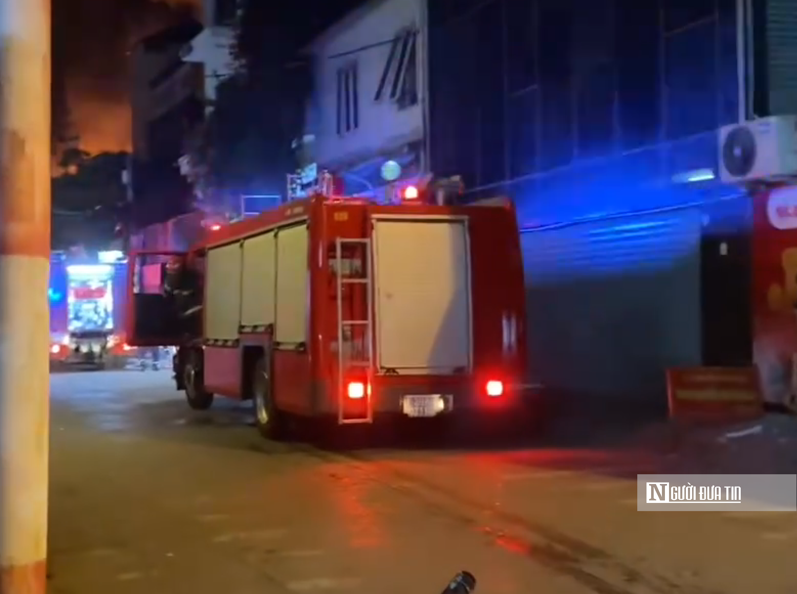 Ngọn lửa bao trùm kho xưởng rộng hàng nghìn m2 tại Hà Nội- Ảnh 3. Ngọn lửa bao trùm kho xưởng rộng hàng nghìn m2 tại Hà Nội- Ảnh 3.