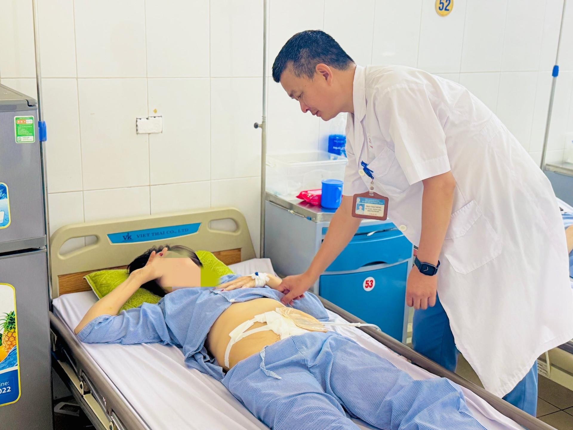 Dùng chanh muối làm việc này, người phụ nữ 54 tuổi bị hoại tử đại tràng - Ảnh 1.