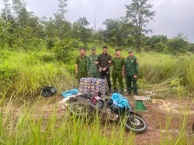 Bắt quả tang 2 đối tượng vận chuyển pháo lậu qua biên giới Gia Lai - Ảnh 2.