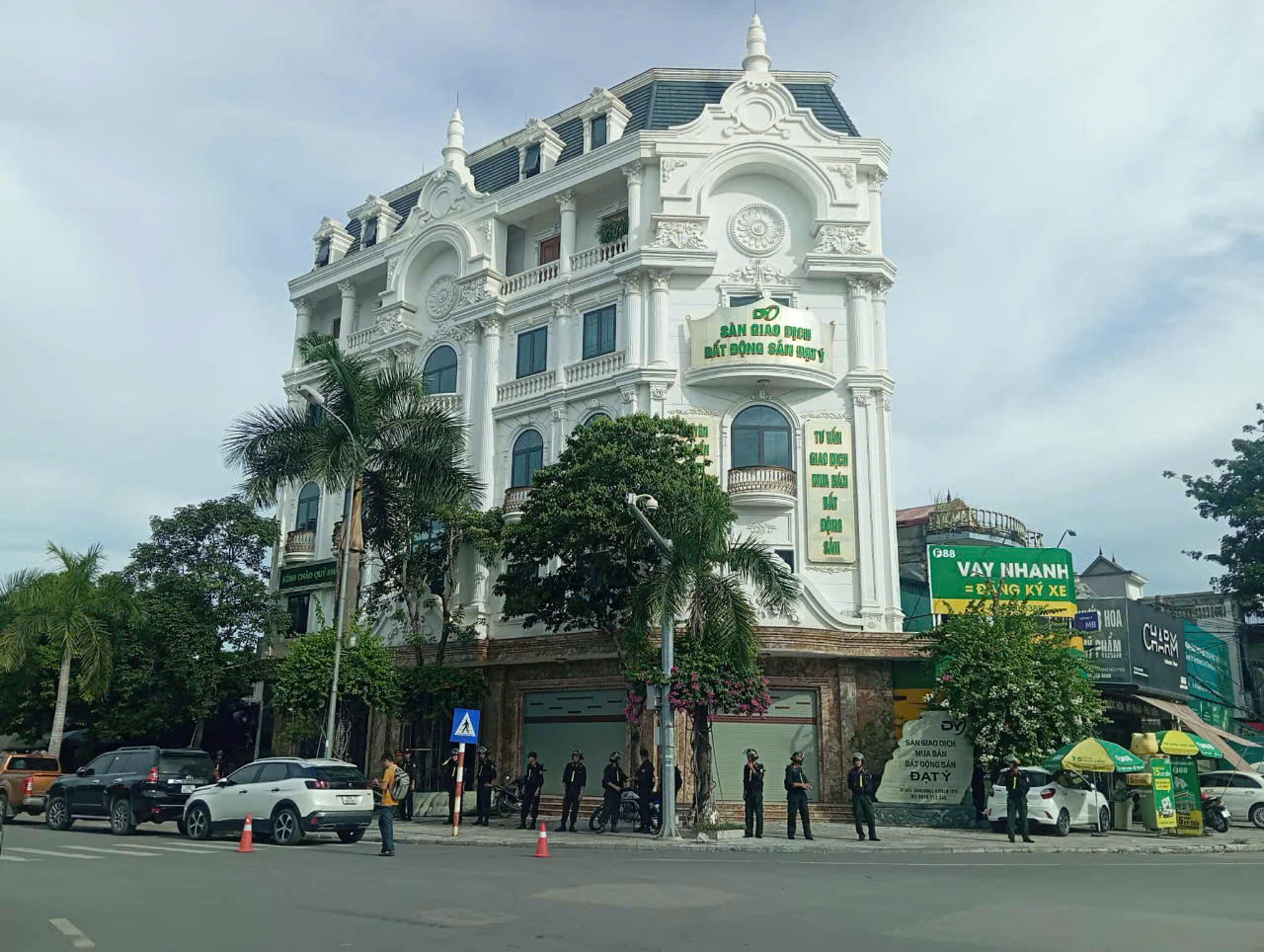 Vụ khám tòa biệt thự ở Thanh Hóa: Bắt tạm giam 8 đối tượng trong băng nhóm - Ảnh 2.