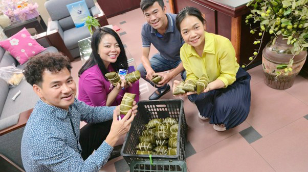Cục trưởng Xuân Bắc xúc động trước những món quà đặc biệt sau sáp nhập - Ảnh 1.