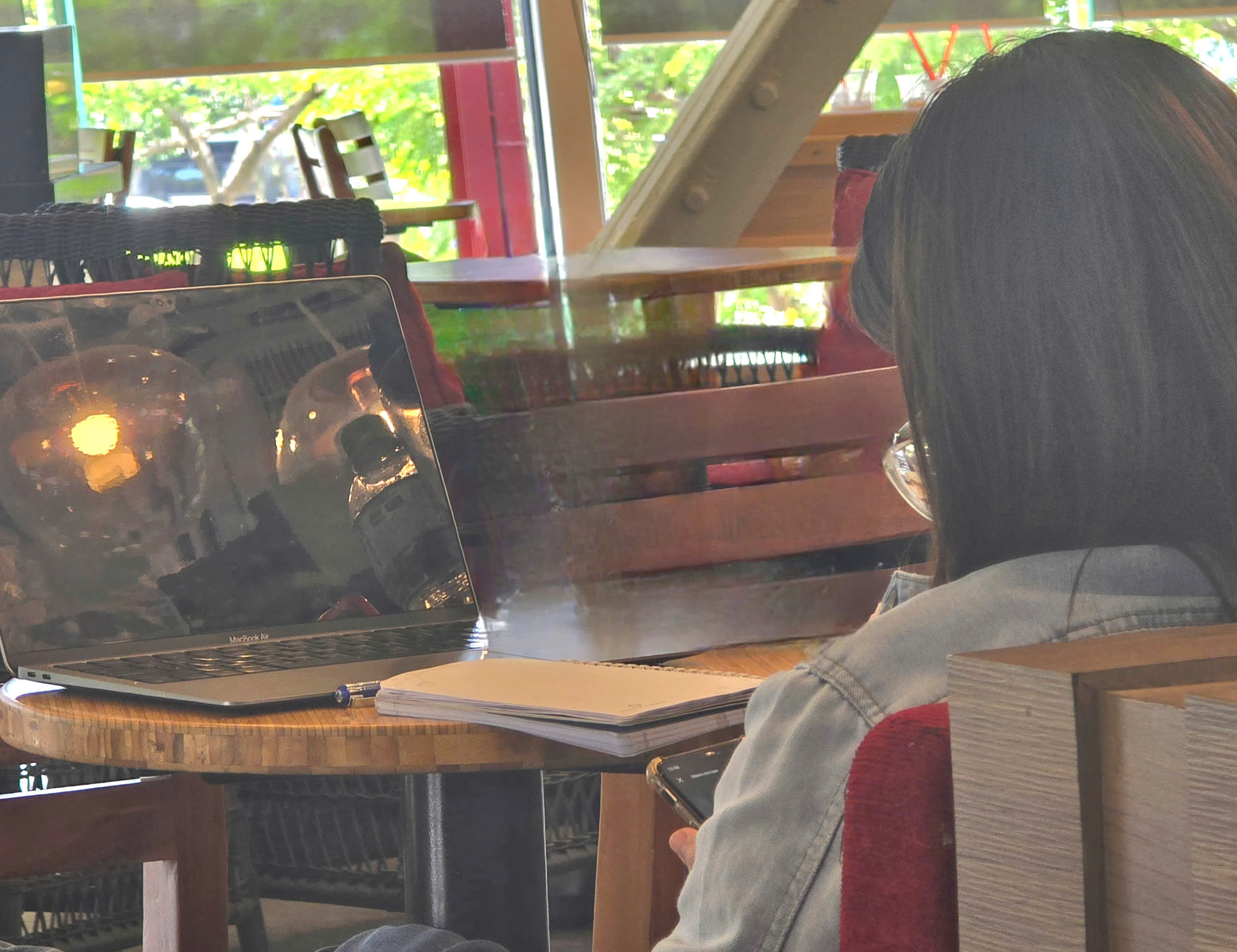 Vướng bẫy “cập nhật VNeID”, người phụ nữ ở Đà Nẵng bị rút sạch tiền trong tài khoản- Ảnh 2. Vướng bẫy “cập nhật VNeID”, người phụ nữ ở Đà Nẵng bị rút sạch tiền trong tài khoản- Ảnh 2.