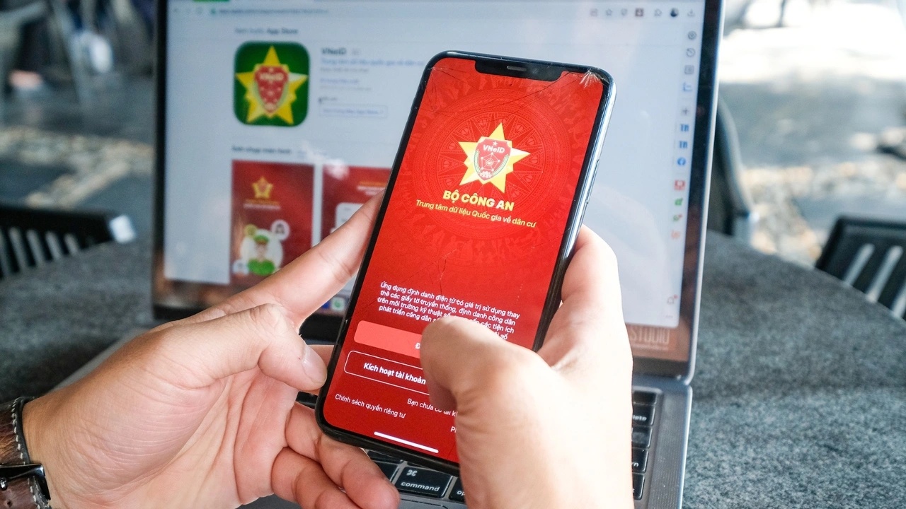 Chấn chỉnh tình trạng "cò làm giấy tờ" tại Trung tâm phục vụ hành chính công - Ảnh 2.