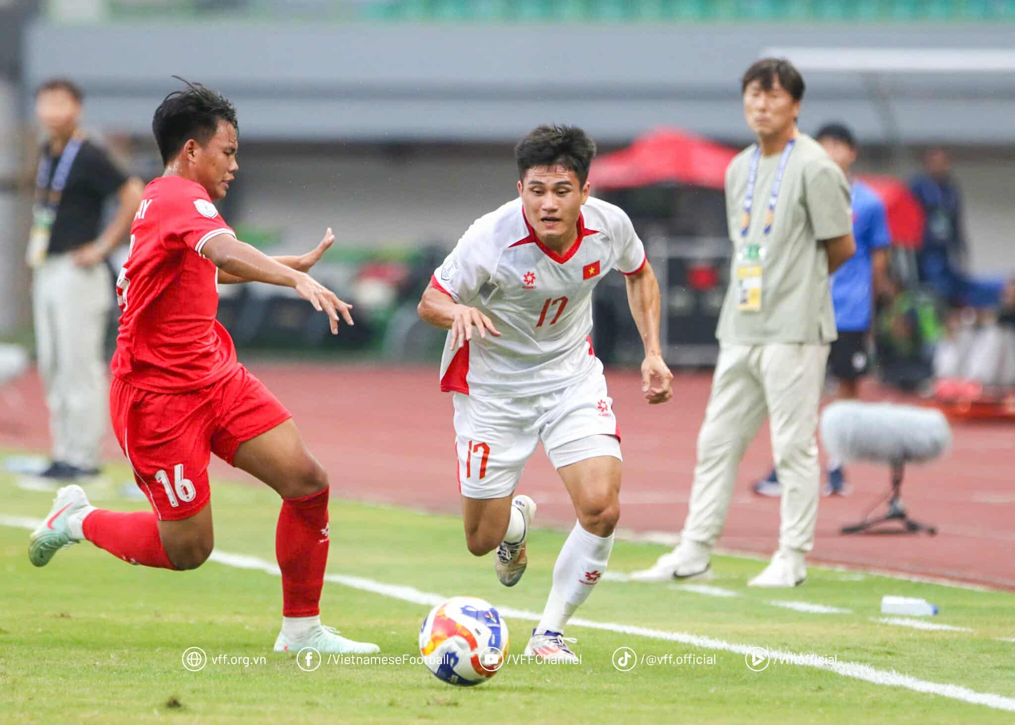 U23 Việt Nam thắng thuyết phục U23 Lào, rộng cửa vào bán kết - Ảnh 1. U23 Việt Nam thắng thuyết phục U23 Lào, rộng cửa vào bán kết - Ảnh 1.