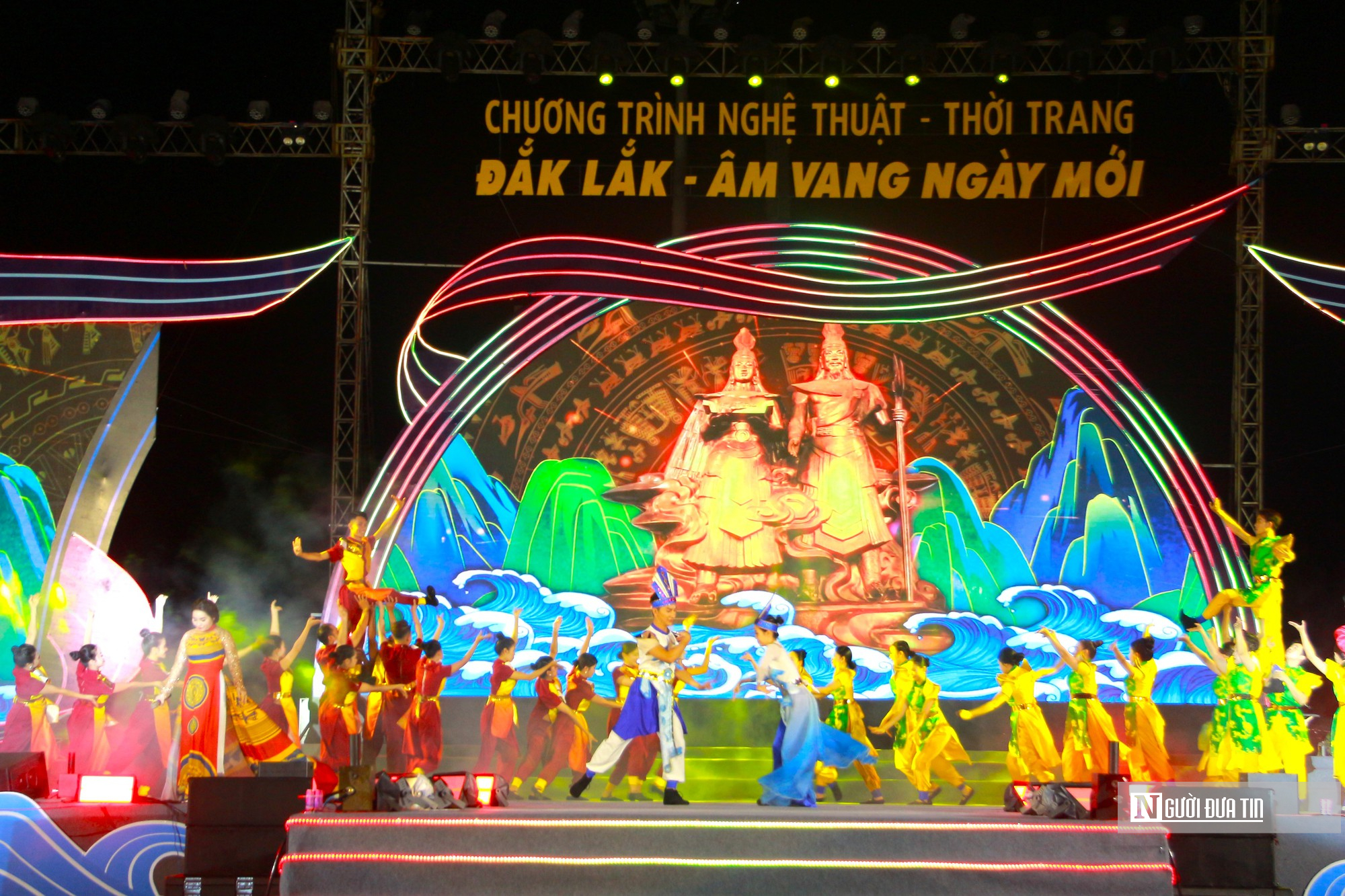 Người dân vùng biển nô nức đi xem nghệ thuật, thời trang “Đắk Lắk – Âm vang ngày mới” - Ảnh 7.