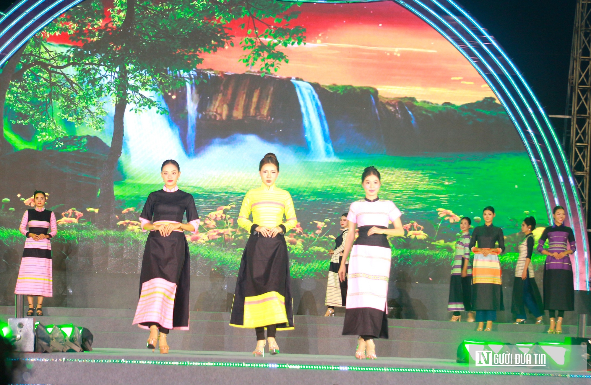 Người dân vùng biển nô nức đi xem nghệ thuật, thời trang “Đắk Lắk – Âm vang ngày mới” - Ảnh 8.