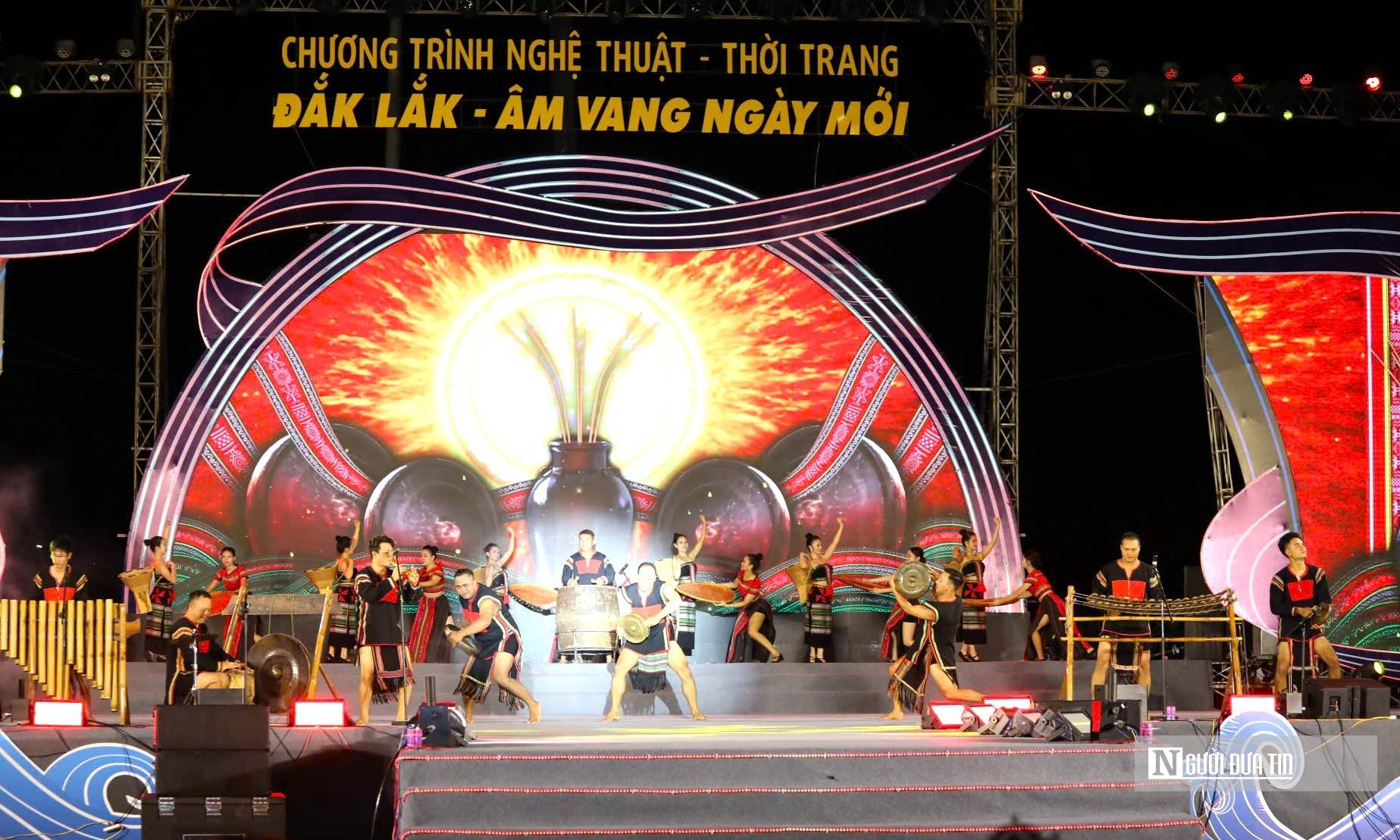 Người dân vùng biển nô nức đi xem nghệ thuật, thời trang “Đắk Lắk – Âm vang ngày mới” - Ảnh 9.