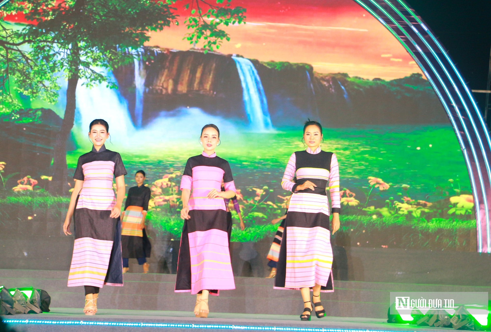 Người dân vùng biển nô nức đi xem nghệ thuật, thời trang “Đắk Lắk – Âm vang ngày mới” - Ảnh 12.