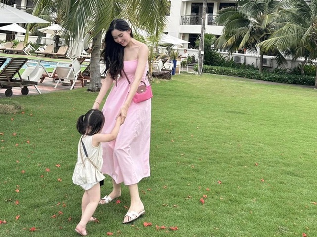 Á hậu gen Z làm mẹ trẻ nhất showbiz, nhan sắc sau 5 năm khiến ai cũng ngỡ ngàng - Ảnh 4.