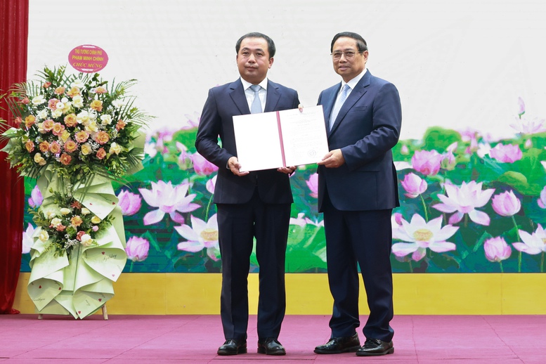 Thủ tướng Phạm Minh Chính trao Quyết định giao quyền Bộ trưởng Bộ Nông nghiệp và Môi trường- Ảnh 2. Thủ tướng Phạm Minh Chính trao Quyết định giao quyền Bộ trưởng Bộ Nông nghiệp và Môi trường- Ảnh 2.
