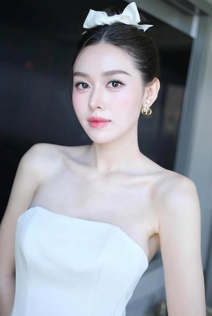 Á hậu gen Z làm mẹ trẻ nhất showbiz, nhan sắc sau 5 năm khiến ai cũng ngỡ ngàng - Ảnh 13.
