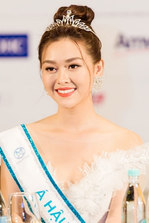 Á hậu gen Z làm mẹ trẻ nhất showbiz, nhan sắc sau 5 năm khiến ai cũng ngỡ ngàng - Ảnh 1.